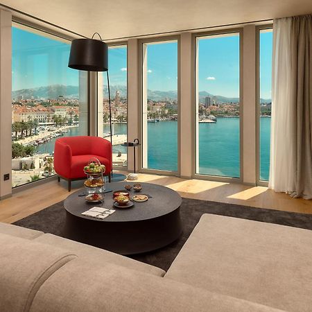 Hotel Ambasador Spalato Esterno foto A suite at the hotel