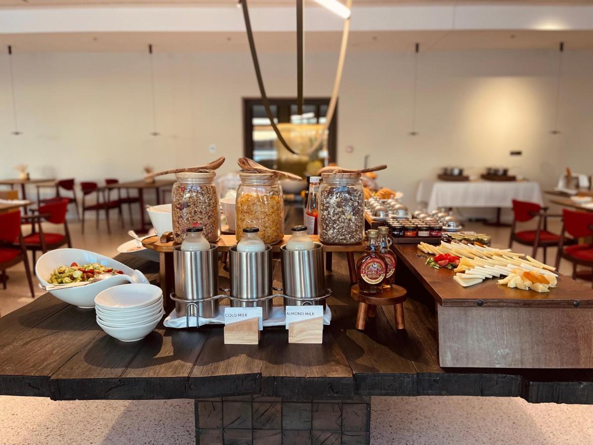 Hotel Ambasador Spalato Esterno foto Breakfast at the hotel