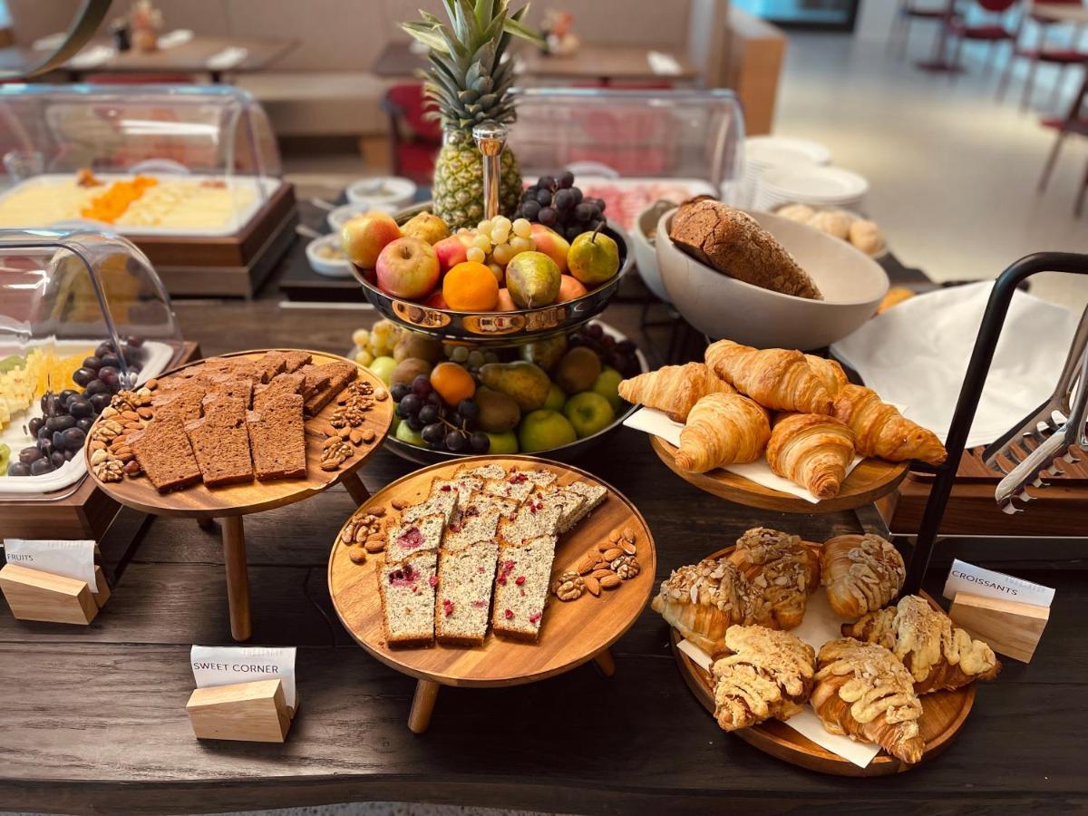 Hotel Ambasador Spalato Esterno foto A selection of breakfast items at a hotel