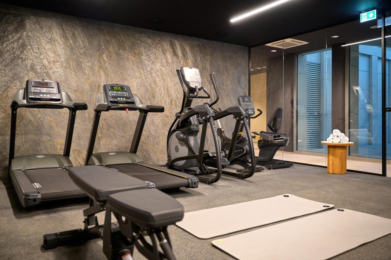 Hotel Ambasador Spalato Esterno foto A gym at a hotel