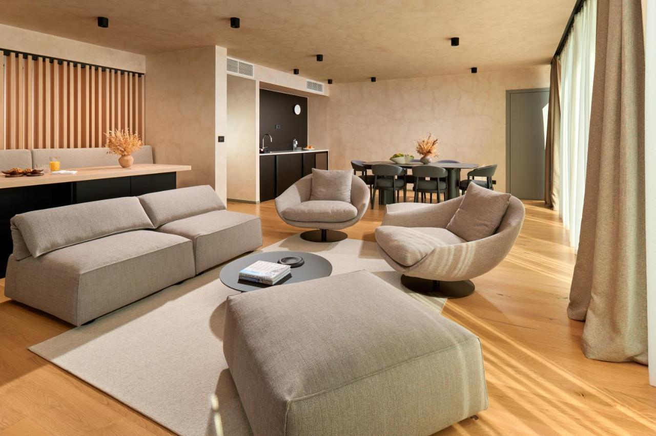 Hotel Ambasador Spalato Esterno foto A living room