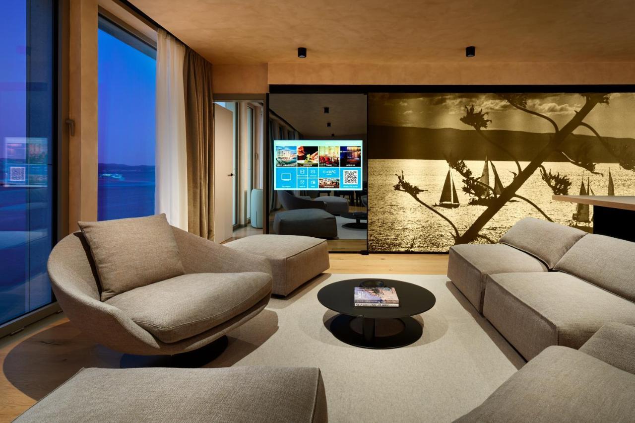 Hotel Ambasador Spalato Esterno foto A living room in a private home