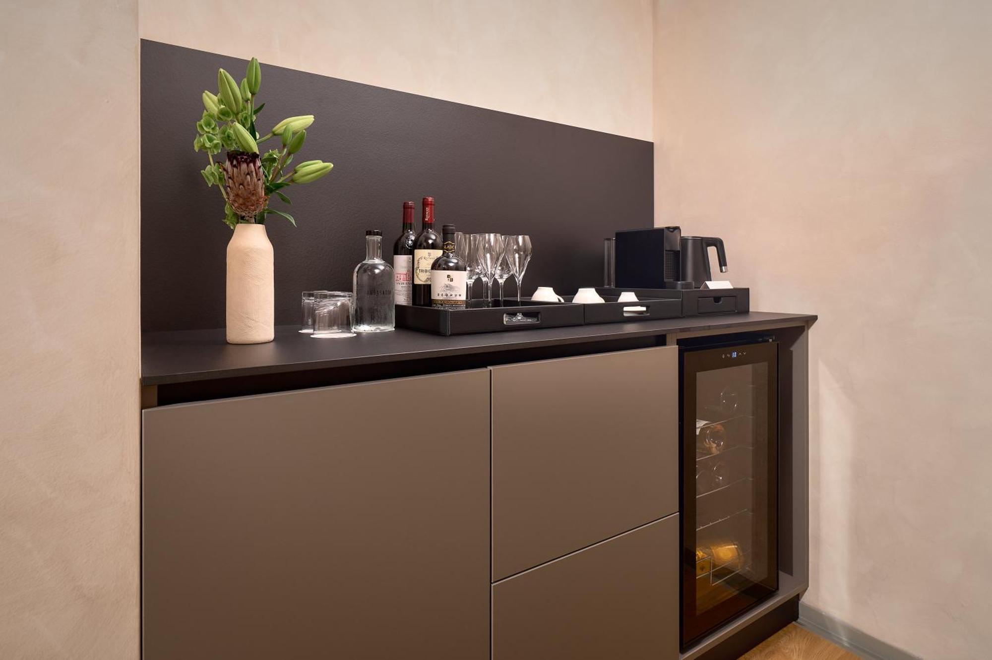 Hotel Ambasador Spalato Esterno foto A wet bar in a hotel room