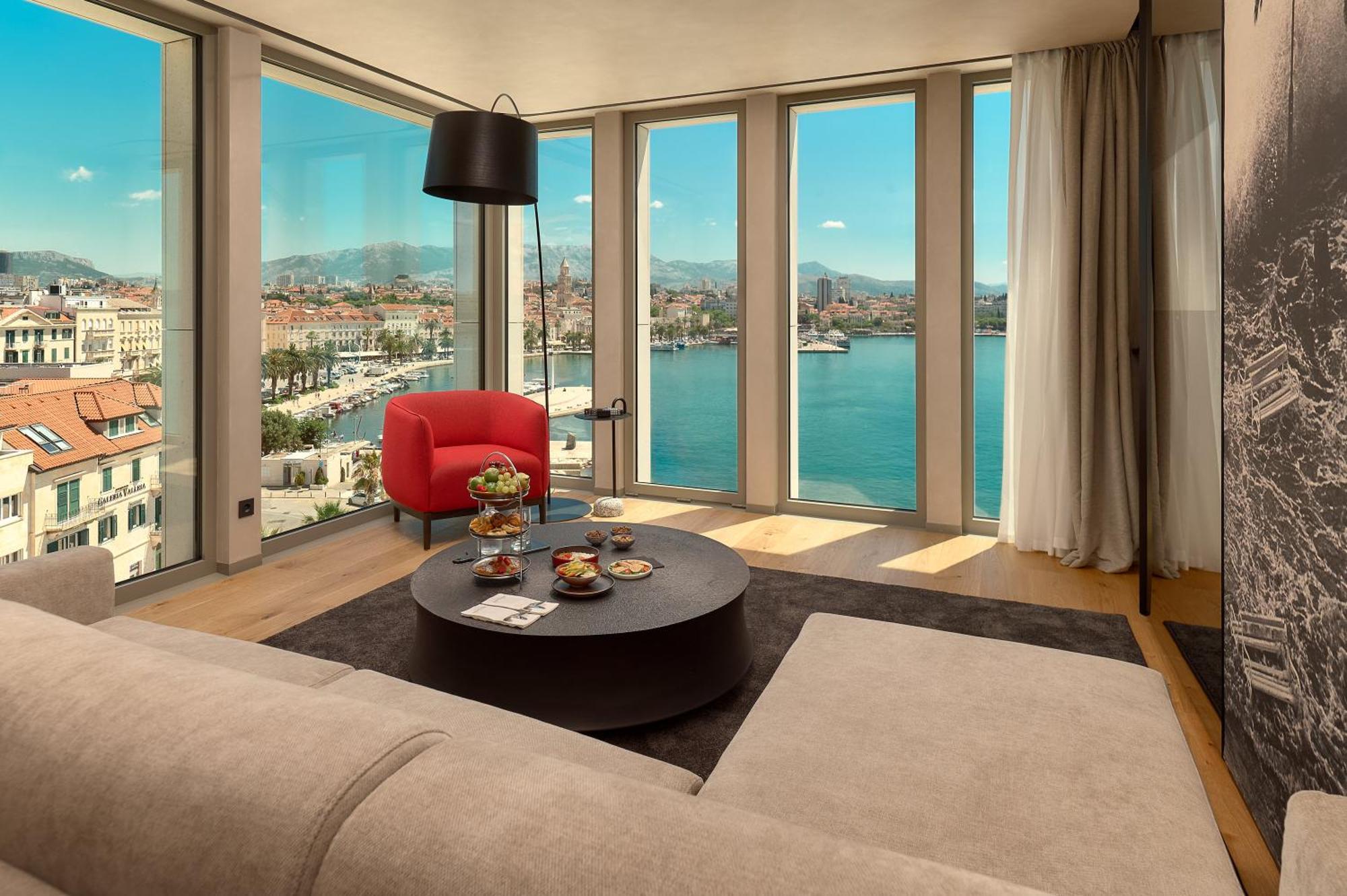 Hotel Ambasador Spalato Esterno foto A suite at the hotel