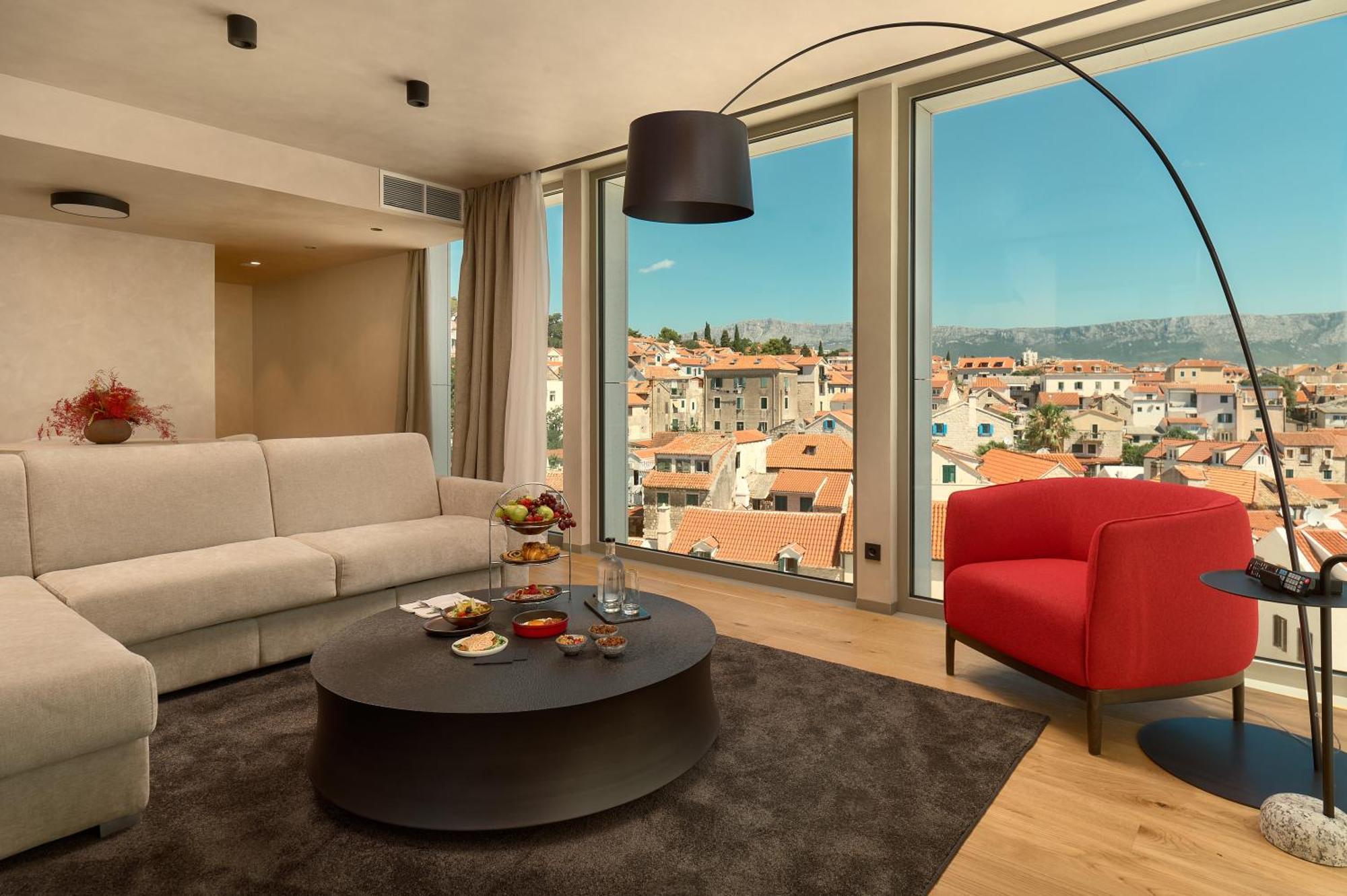Hotel Ambasador Spalato Esterno foto A living room